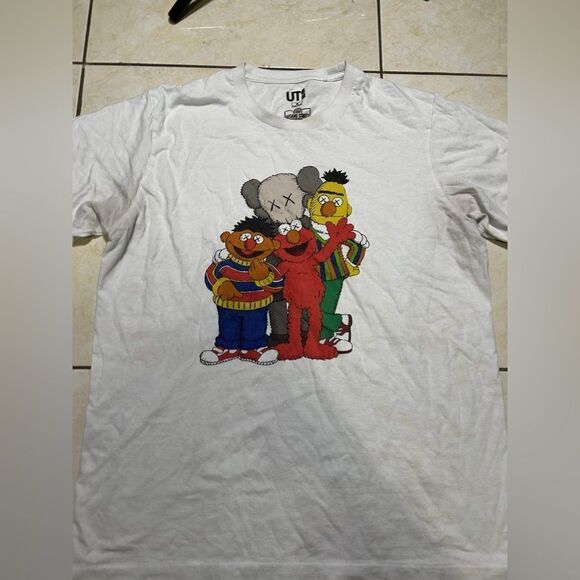 Kaws x Uniqlo Sesame Street Elmo Bert Ernie Tee Shirt Men’s Size M - Picture 5 of 9